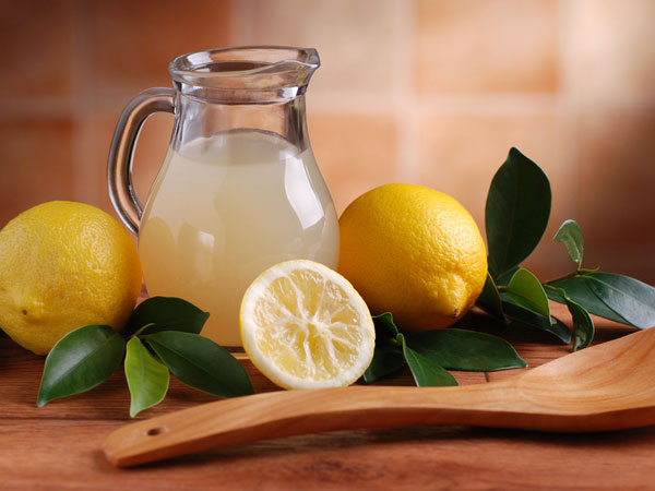 Mitos minum air lemon