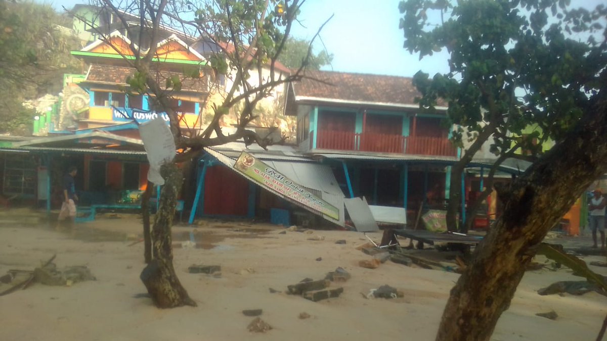 Gelombang besar menghantam pesisir selatan Kabupaten Gunung Kidul, sebabkan berbagai kerusakan.