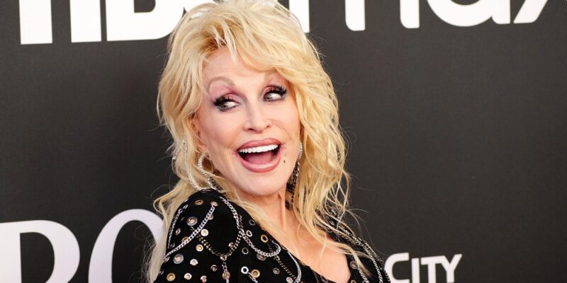 Dolly Parton Tidak Akan Pensiun