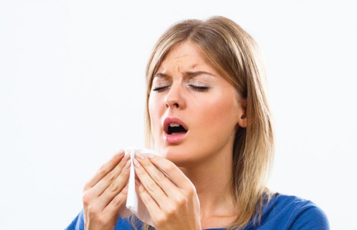 bersin adalah mekanisme alami tubuh untuk menghilangkan iritasi di hidung dan membersihkan saluran dari bakteri dan virus.